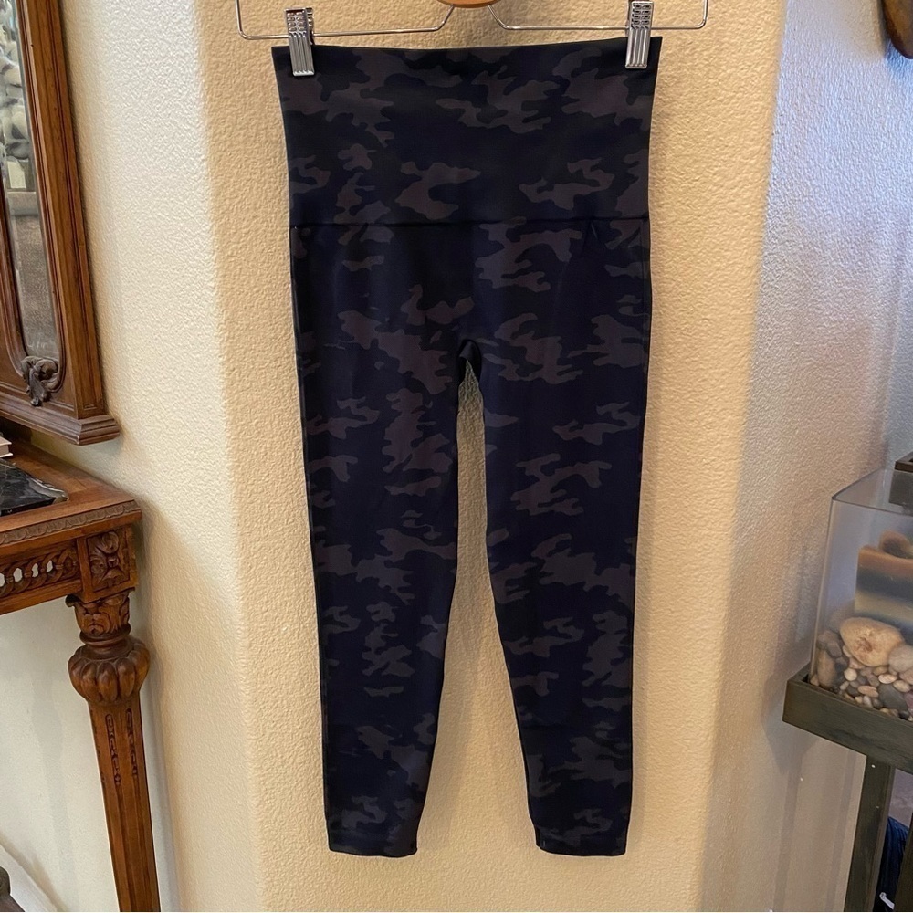 NWT~SPANX Women Black Camo Cropped Lamn Leggings Size Medium